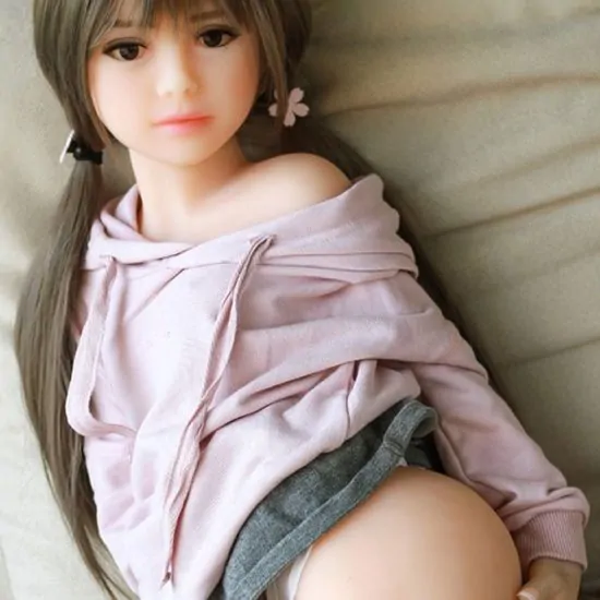 Boneca Realística com Cabelo Castanho-claro, Seios Pequenos, Boca, Vagina e Ânus Penetráveis Com Texturas e Saliências.