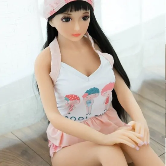 Boneca Realística com Cabelo Preto, Seios Pequenos, Boca, Vagina e Ânus penetráveis com texturas e saliências.
